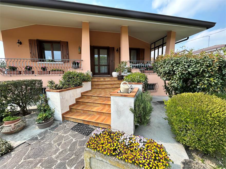 vista ingresso villa