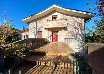 COMPENDIO IMMOBILIARE A SAN VENDEMIANO
