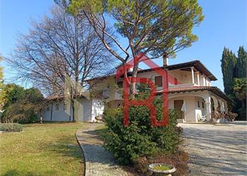 PRESTIGIOSA VILLA CON PARCO