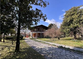 CASA INDIPENDENDENTE CON 2000 MQ DI GIARDINO