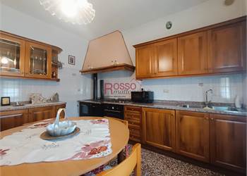 Due Immobili al Prezzo di Uno! Bifamiliare con Mini Appartamento, Taverna e 800 mq di Giardino