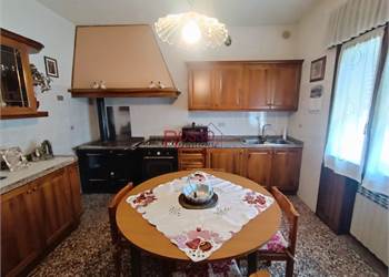Due Immobili al Prezzo di Uno! Bifamiliare con Mini Appartamento, Taverna e 800 mq di Giardino